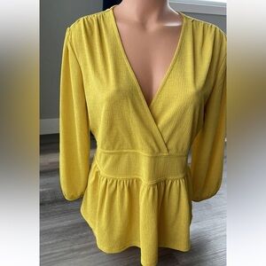 Ann Taylor Gold‎ Yellow V-Neck Blouse. Size LP(413)